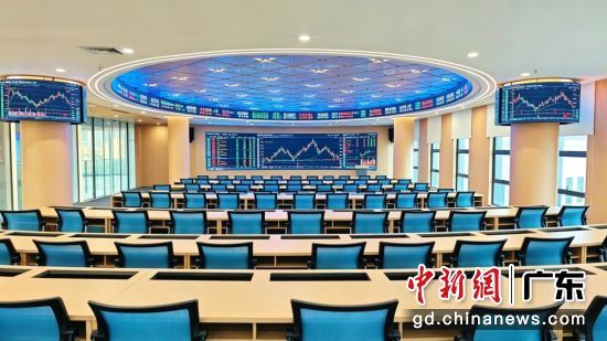 报告人：何友